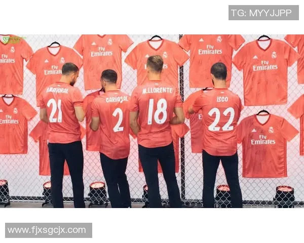 足球明星与秋衣的时尚碰撞展现运动与潮流的完美结合 足球明星与秋衣的时尚碰撞展现运动与潮流的完美结合