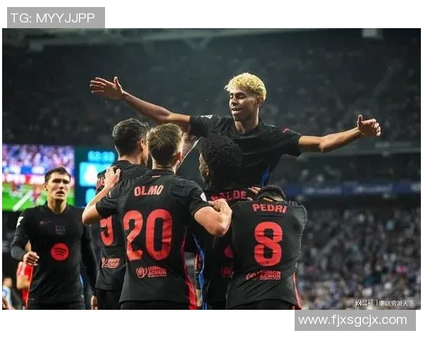 足球明星日常生活中的逛街瞬间展现他们的时尚品味与生活态度 足球明星日常生活中的逛街瞬间展现他们的时尚品味与生活态度