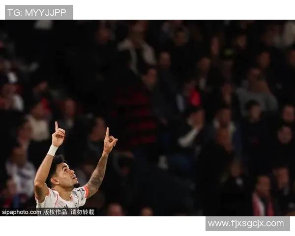 足球明星遭遇挫折瞬间视频曝光引发球迷热议与反思 足球明星遭遇挫折瞬间视频曝光引发球迷热议与反思